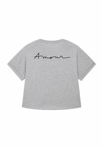 Šedé tričko s krátkymi rukávmi, na chrbte s nápisom "Amour" napísaným kurzívou v čiernej farbe.