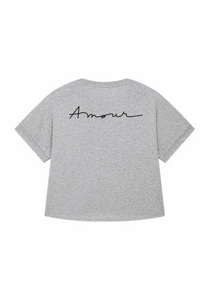 T-shirt grigio con maniche corte, con la parola "Amour" scritta in corsivo nero sul retro.