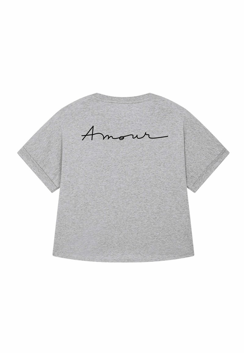 Šedé tričko s krátkymi rukávmi, na chrbte s nápisom "Amour" napísaným kurzívou v čiernej farbe.