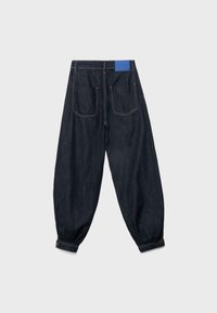 Ciemnoniebieskie szerokie spodnie dżinsowe z dwoma tylnymi kieszeniami, mankietami zapinanymi na guziki i niebieską metką na tylnej części pasa na jednolitym tle.