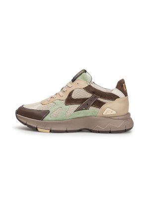 Sneaker beige, marrone e verde chiaro con sezioni in mesh, suede e pelle, chiusura con lacci e suola decorata, vista laterale su sfondo bianco.