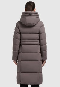 Lang, grå pufferfrakke med hætte, der har et quiltet design, glat overflade og en længde til midt på læggen. Inkluderer et logo-accent ved sømmen.