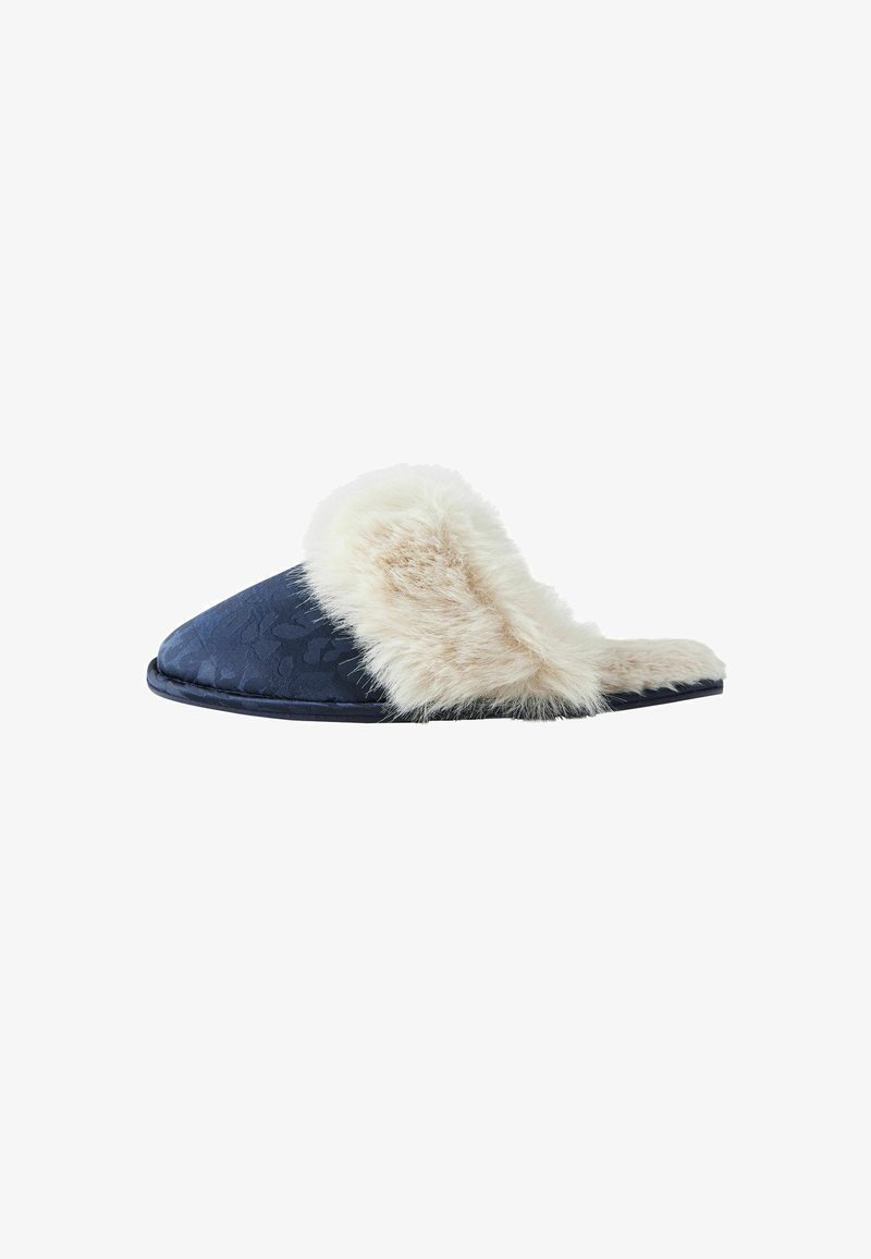 Marine sutsko med en tekstureret overflade, der har en cremefarvet imiteret pelskant og en flad sål. Åben tå-design med en komfortabel pasform.