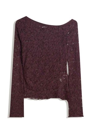 Čipkovaná blúzka s dlhými rukávmi v hlbokej burgundskej farbe, s off-shoulder strihom, kvetinovými vzormi a mierne priesvitnou textúrou s rovnými okrajmi.