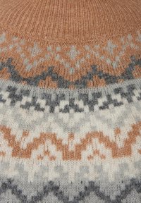 Pull en tricot avec un empiècement à motifs en rouille, gris et crème, orné de motifs décoratifs et d'un col côtelé. Texture douce et matériau chaud.
