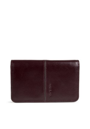 Portafoglio bifold in pelle marrone scuro con cuciture visibili e sottile cucitura verticale al centro su sfondo bianco.