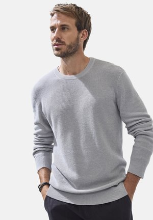 Helles graues, geripptes Strickoberteil mit rundem Hals und langen Ärmeln, das eine legere Passform und eine subtile Textur bietet. Lässiges Design.