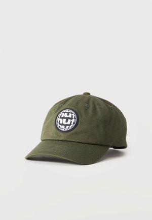 Olivengrøn baseballkasket med et rundt sort-hvidt mærke, hvor der gentagne gange står "huf" foran, placeret på en ensfarvet lys baggrund.