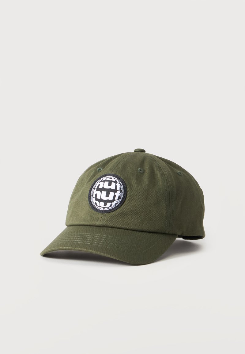Casquette de baseball vert olive avec un écusson rond noir et blanc affichant plusieurs fois "huf" sur le devant, posée sur un fond uni clair.
