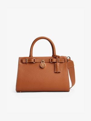 Braune, strukturiert aussehende Lederhandtasche mit einem klaren Design, zwei Obergriffen, abnehmbarem Schultergurt und goldfarbenen Hardware-Akzenten.