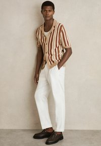 Reiss REGULAR FIT - CARRINGTON STRIPE CUBAN  - Skjorter - camel multi