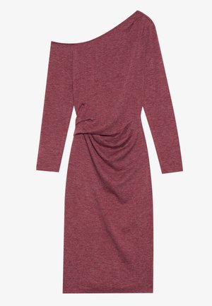 Burgundské šaty s odkrytými rameny vyrobené z pleteného materiálu, s dlouhými rukávy, nařaseným pásem a splývavým detailem na přední části.