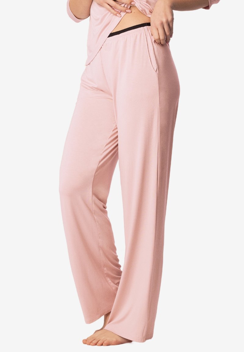 Jasnoróżowe spodnie piżamy wykonane z miękkiego materiału, charakteryzujące się luźnym krojem, elastycznym pasem i bocznymi kieszeniami oraz zwiewnym, szerokim fasonem.