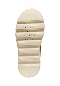 Suela de zapato de goma blanca con patrón texturizado, que presenta ranuras horizontales y orificios de ventilación. Logo de la marca y detalles de patente grabados.