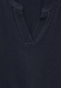 Marinblå V-ringad t-shirt med en texturerad meshinsats vid halsringningen. Tyget är mjukt med en slät yta, lämpligt för avslappnad användning.