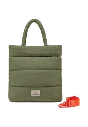 Borsa tote imbottita verde oliva con manici, caratterizzata da un'etichetta rettangolare davanti e una tracolla arancione brillante staccabile accanto.