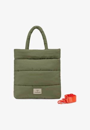 Borsa tote imbottita verde oliva con manici, caratterizzata da un'etichetta rettangolare davanti e una tracolla arancione brillante staccabile accanto.
