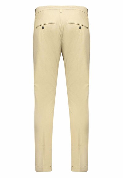 Pantaloni beige con una vestibilità slim, texture liscia, due tasche posteriori con bottoni e finiture pulite e sartoriali.