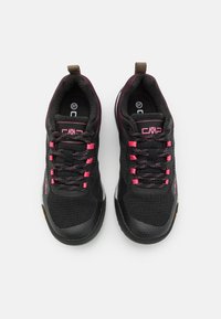 Par de zapatillas deportivas negras y rosas con tejido de malla, diseño con cordones y lengüetas en un fondo blanco, tamaño 37 marcado en el interior.