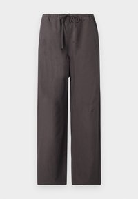 Donkergrijze rechte broek met elastische tailleband en trekkoordsluiting, weergegeven tegen een witte achtergrond.