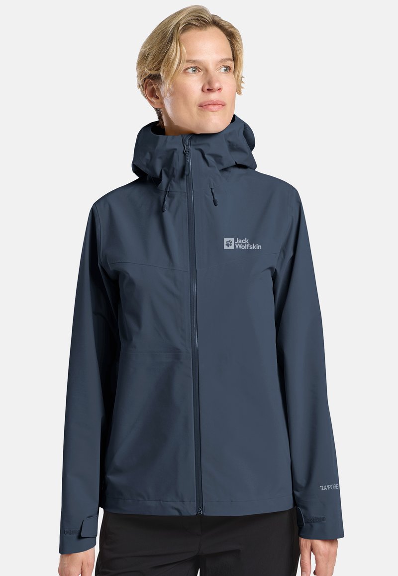Giacca impermeabile blu navy con zip frontale, cappuccio regolabile e logo visibile. Presenta una texture liscia e polsini elastici.