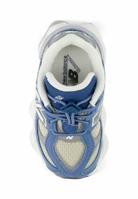 Baskets de course New Balance bleu et blanc avec tissu en maille, verrouillage des lacets et col rembourré, vues d'en haut.