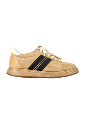 Niski beżowy sneaker z białymi sznurówkami, czarnymi bocznymi paskami z białymi akcentami oraz pasującą beżową podeszwą na białym tle.