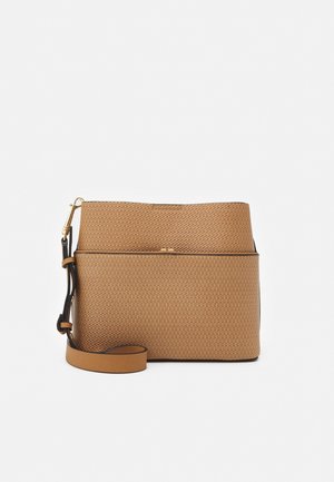 Hnědá kožená kabelka přes rameno s černým lemem a zlatou sponou, zobrazena na bílém pozadí.