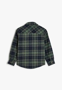Marineblauw en groene geruite flanellen shirt met lange mouwen en een knoopsluiting, met een yoke-design en een gebogen zoom aan de achterkant.