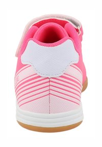 Rosa Sportschuhe mit einem weißen Fersenbereich mit Rillen und einer Gummilaufsohle. Strukturierter Material und verstellbarer Riemenverschluss.