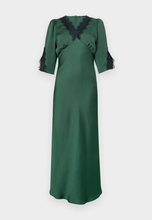 Długa zielona satynowa sukienka z dekoltem w literę V oraz czarnymi koronkowymi akcentami na ramionach i rękawach, z dopasowanym gorsetem i zwiewną spódnicą.