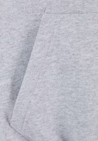 Grauer Sweatshirtstoff mit weicher Textur, ausgestattet mit einer Vordertasche und sichtbaren Nähten. Das Material wirkt leicht meliert.