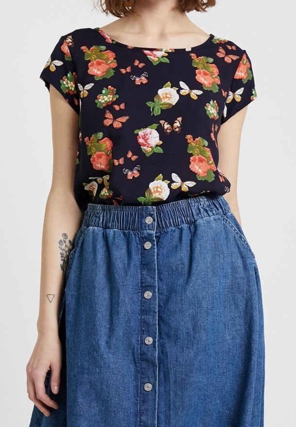 Navy paita, jossa on kukkakuosiset lyhyet hihat, yhdistettynä denimiin, nappikiinnitteiseen hameeseen, jossa on elastinen vyötärö.