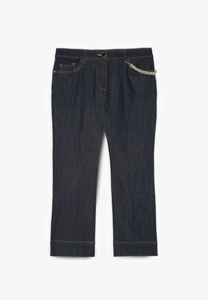 Ciemnoniebieskie dżinsy z prostymi nogawkami, zapięciem na guzik i zamek, przednimi kieszeniami oraz ozdobnym srebrnym łańcuszkiem na prawej kieszeni.