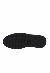 Zwarte rubberen schoenzool met een gestructureerd patroon van groeven en kanalen voor grip, met een ronde neus en een logo op de hiel.