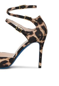 Sandal con tacco alto in stampa leopardata nera e marrone, dotata di tre cinghie alla caviglia con fibbie dorate e una suola blu elegante.