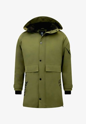 Olijfgroene jas met een capuchon, voorzien van twee steekzakken aan de voorkant, zwarte knopen en een gestructureerde afwerking; aan de linkerzijde een chevronpatroon.