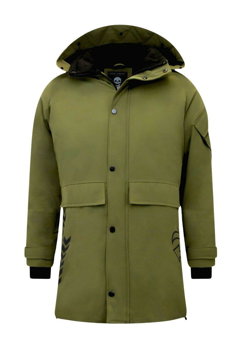 Olijfgroene jas met een capuchon, voorzien van twee steekzakken aan de voorkant, zwarte knopen en een gestructureerde afwerking; aan de linkerzijde een chevronpatroon.