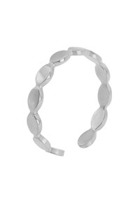 Srebrny metalowy opaska do włosów z nakładającym się, połączonym wzorem, zawierająca gładkie i teksturowane powierzchnie, zakrzywione kształty oraz otwarty tył.