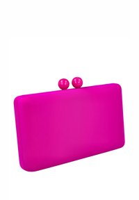 Bolso de mano rosa con textura suave, forma rectangular y detalles de cierre redondeados en la parte superior. Presenta un color vibrante y uniforme.