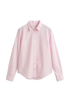 Camisa rosa claro de manga larga con botones delanteros, cuello y logo sutil de la marca en la zona izquierda del pecho.