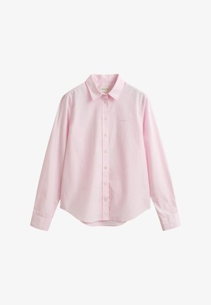 Camisa rosa claro de manga larga con botones delanteros, cuello y logo sutil de la marca en la zona izquierda del pecho.