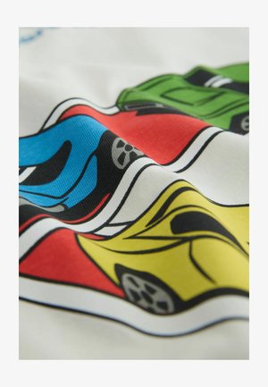 Un tissu blanc présente des illustrations de voitures colorées en bleu, rouge, vert et jaune, avec des détails distincts comme les roues et les bandes de course.