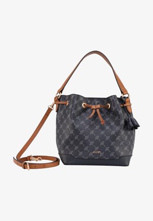 Bolso tipo saco de cuero negro y marrón con textura estampada, cierre de cordón, asa desmontable para el hombro y logo "JOOP!" en el frente.