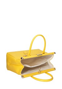 Borsa a mano in pelle gialla con forma strutturata, texture liscia e due manici. Presenta una chiusura a scatto e un interno foderato beige.