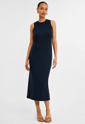 Navy ribbed midi-mekko, jossa on olkaimeton muotoilu, pyöreä kaula-aukko, sileä pinta ja sivuhalkiot. Yhdistettynä ihonvärisiin tasapohjaisiin sandaaleihin.