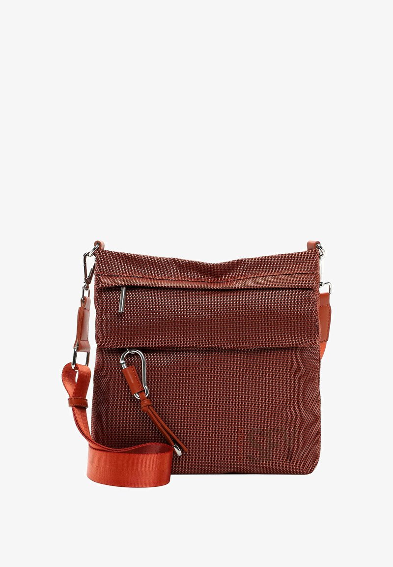 Borsa a tracolla rossa in rete con tessuto testurizzato, tracolla regolabile, tasca frontale con zip e dettagli in pelle liscia. Dotata di hardware resistente.