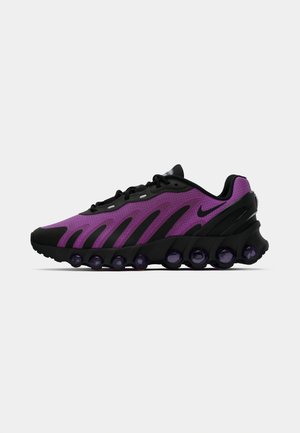 Violet un melnā sporta apavi ar melnām mežģīnēm, melnu zoli ar apaļām violetām gaisa amortizācijas vienībām un melnu Nike swoosh logotipu.