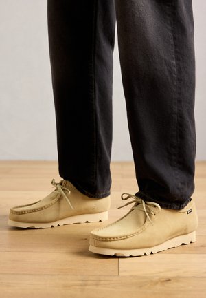 WALLABEEGTX - Zapatos con cordones - maple suede