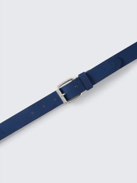 Blauer Ledergürtel mit glatter Textur, silberner Metallschnalle und mehreren Anpassungslöchern entlang der Gurtlänge.